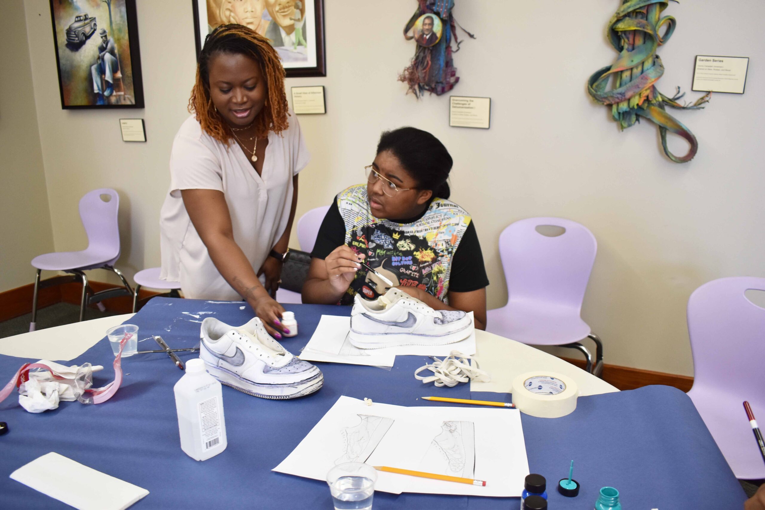 Tawana Mitchell helps her daughter, Carson make a paint selection